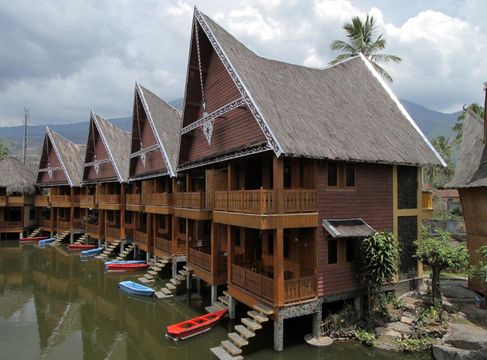 Galeri Tidur di Atas Air di Danau Dariza Cipanas: Liburan Rasa Negeri Dongeng