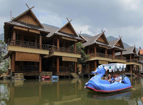 Galeri Tidur di Atas Air di Danau Dariza Cipanas: Liburan Rasa Negeri Dongeng