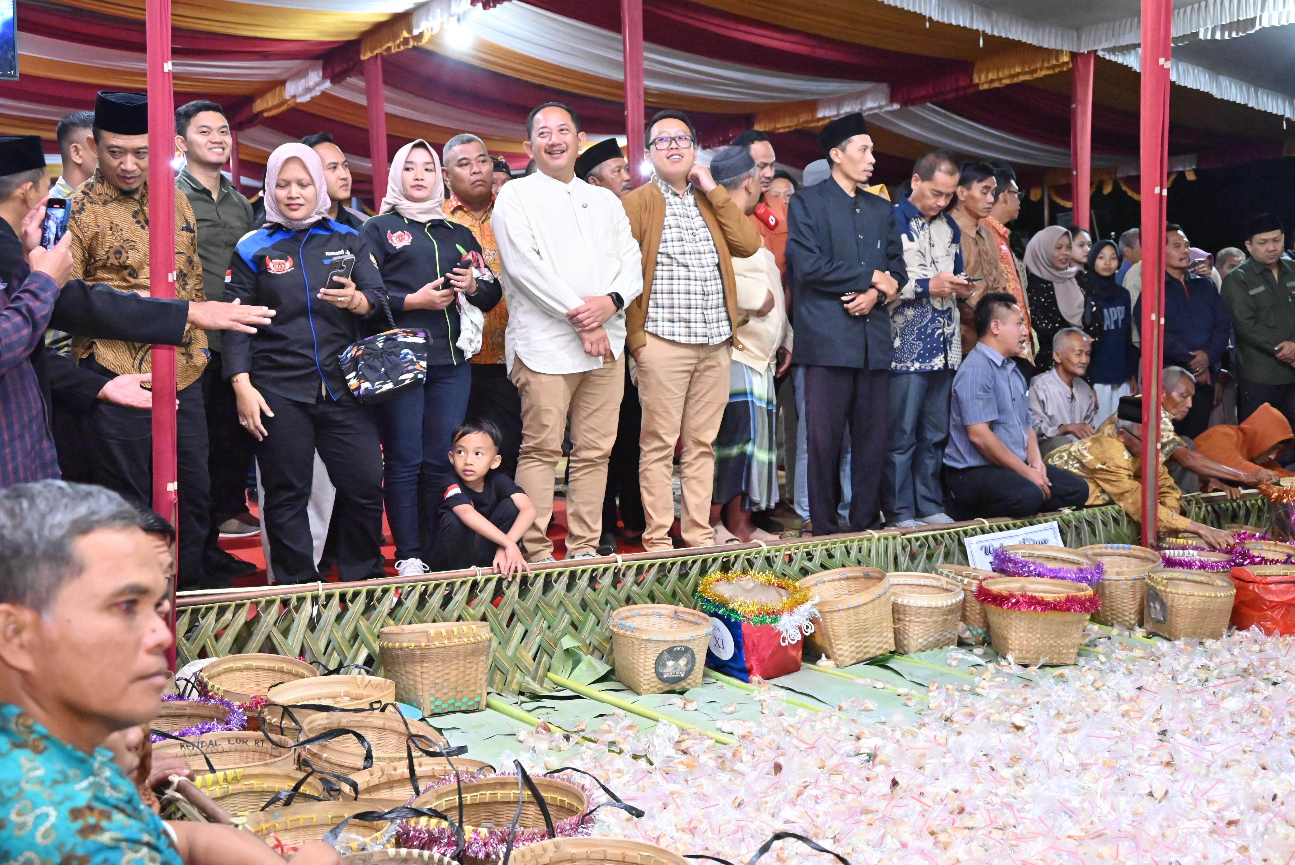 Galeri Ritual Suro Paling Sakral di Karanganyar: 17 Gunungan Apem dan Zikir Semalam Suntuk
