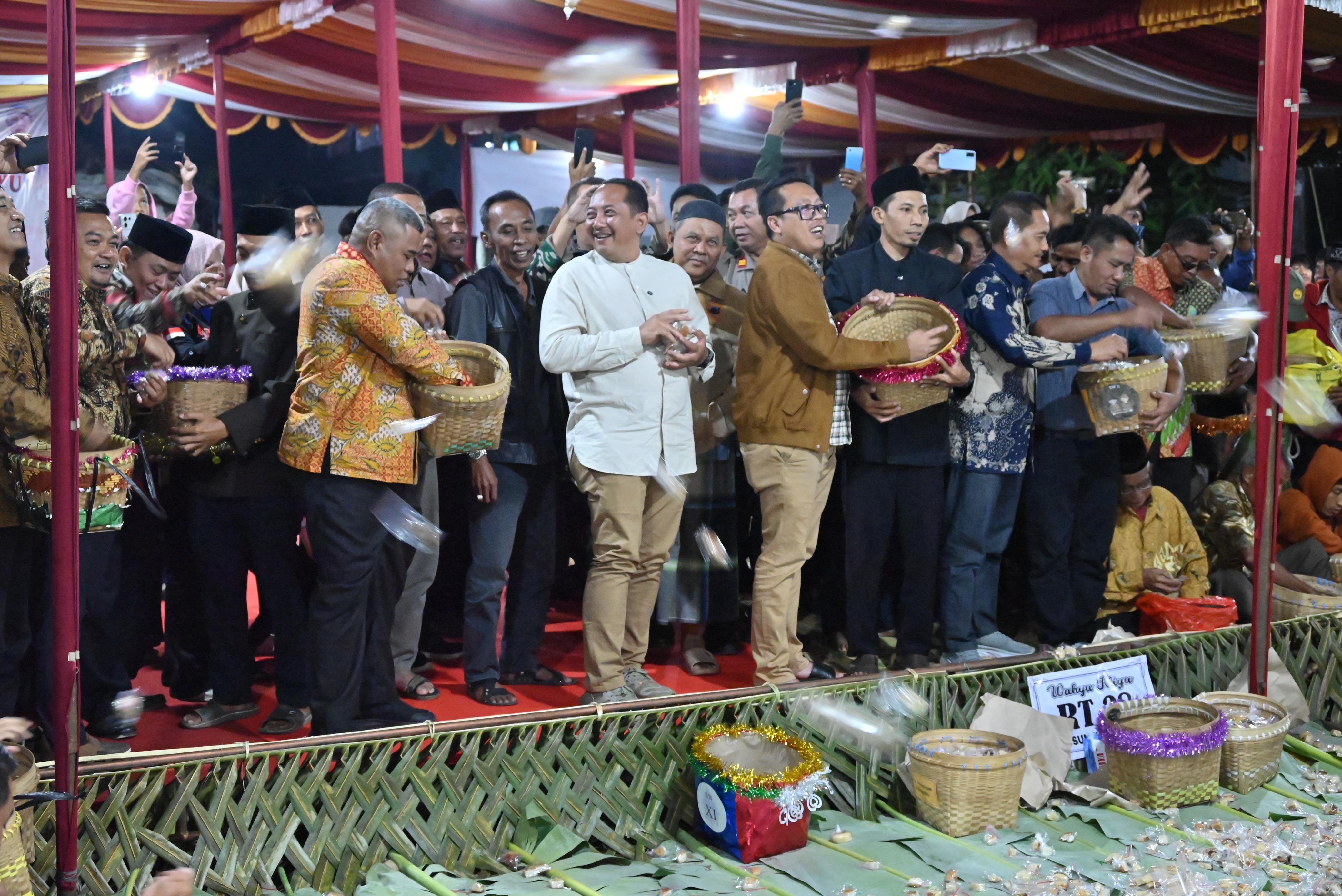 Galeri Ritual Suro Paling Sakral di Karanganyar: 17 Gunungan Apem dan Zikir Semalam Suntuk