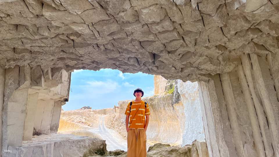 Bukit Jaddih Madura: Lanskap Kapur Putih yang Mengubah Tambang Menjadi Keajaiban Alam