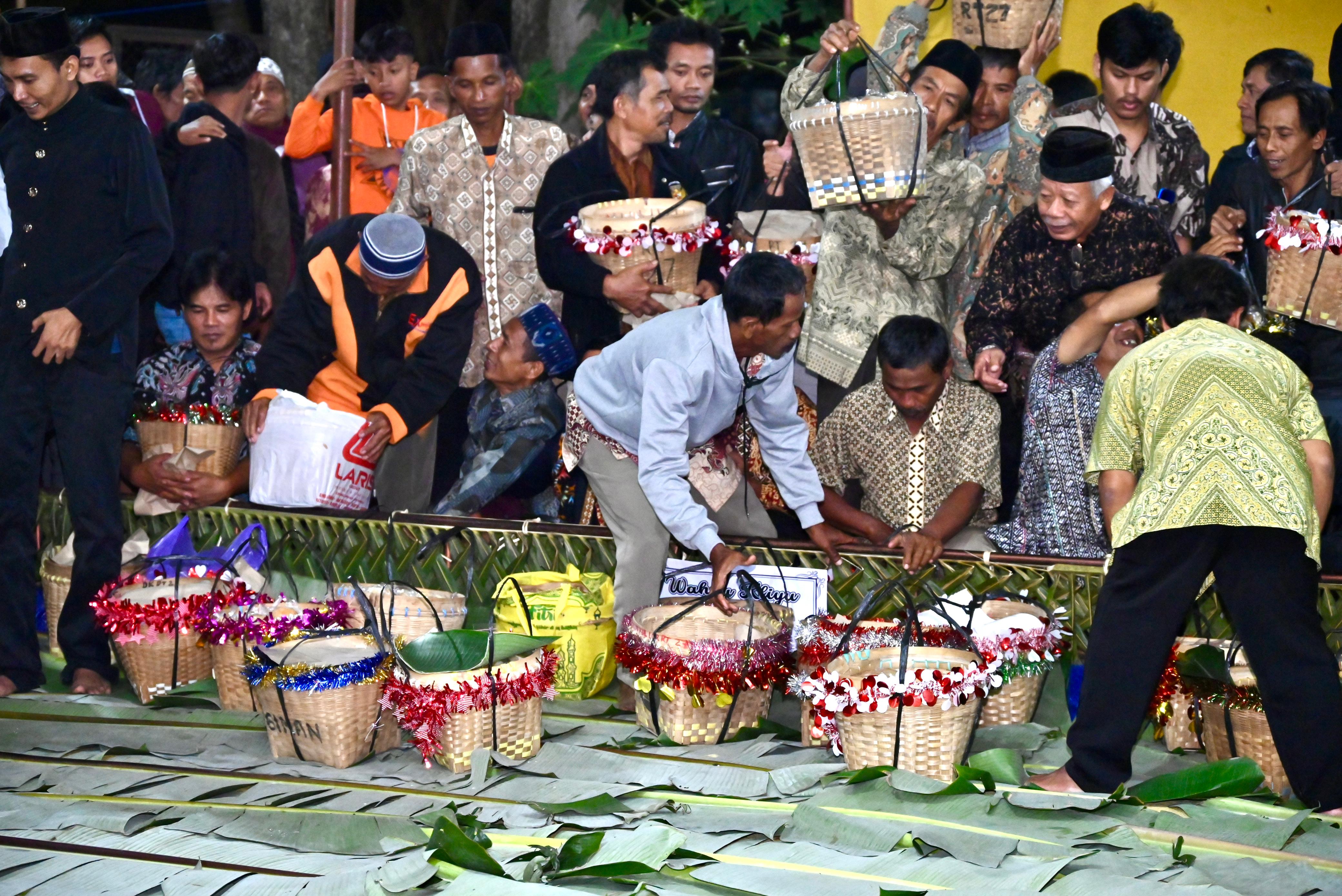 Ritual Suro Paling Sakral di Karanganyar: 17 Gunungan Apem dan Zikir Semalam Suntuk