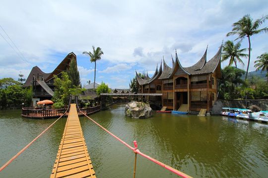 Galeri Tidur di Atas Air di Danau Dariza Cipanas: Liburan Rasa Negeri Dongeng