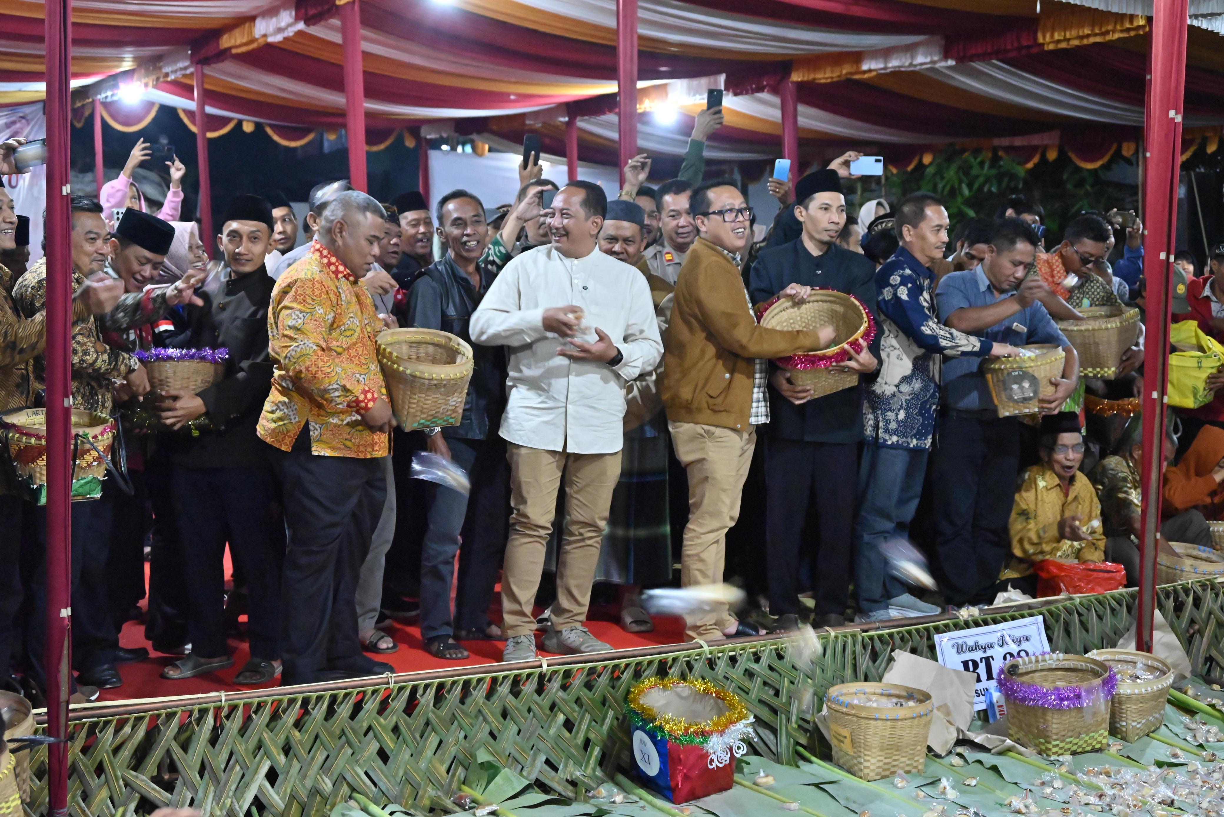 Galeri Ritual Suro Paling Sakral di Karanganyar: 17 Gunungan Apem dan Zikir Semalam Suntuk