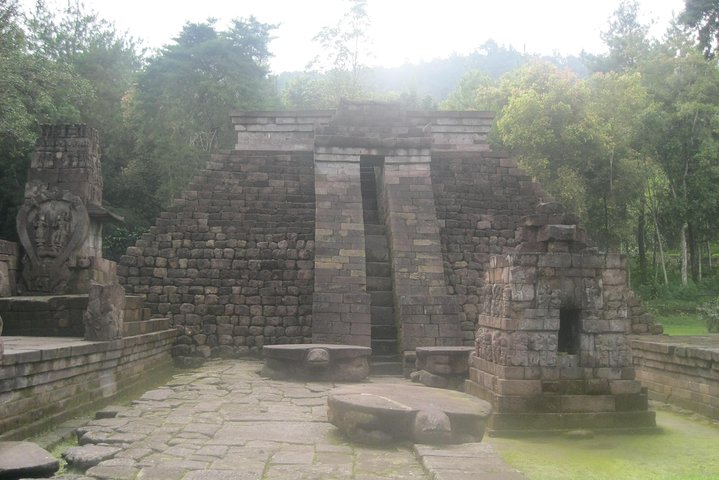 Surakarta Countryside Tour: Candi Sukuh, Candi Cetho , Perkebunan Teh Kemuning, dan Air Terjun Jumok