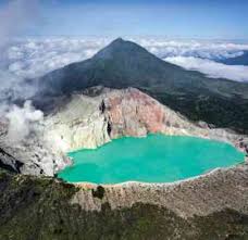 Gunung Ijen: Fenomena Api Biru dan Keindahan Alam Jawa Timur